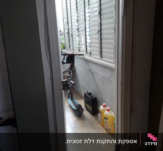 חלון זכוכית עם תריסים פתוחים למחצה